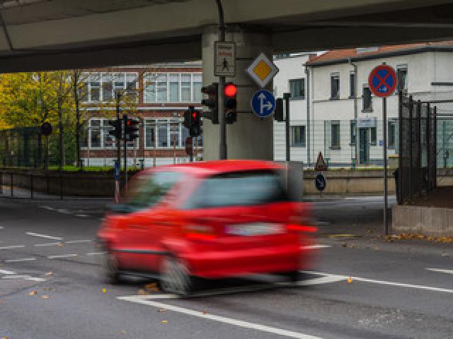 Contravention suite au franchissement d'un feu rouge : comment garder ses points  ?